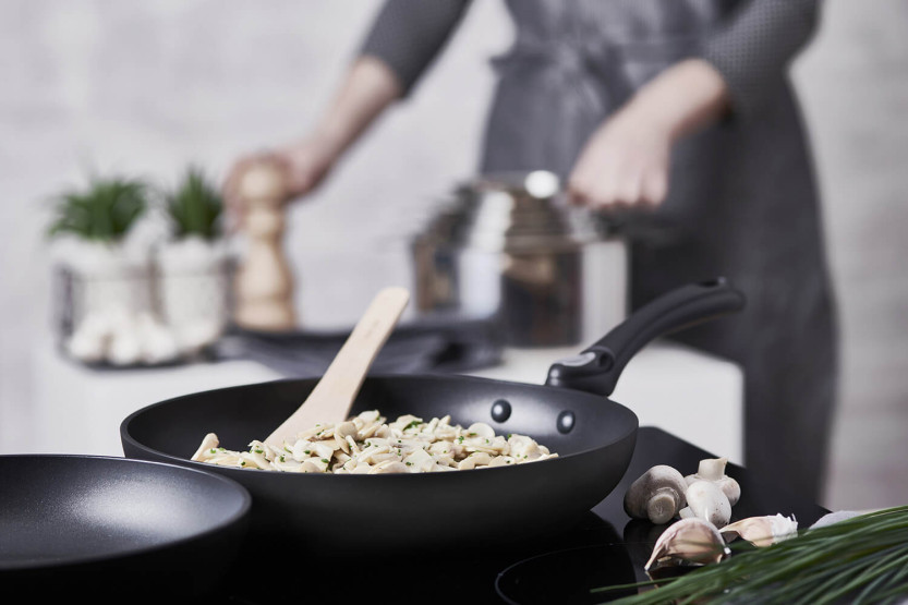 De Buyer Choc Intense Twisty non-stick smidd stekpanna i aluminium