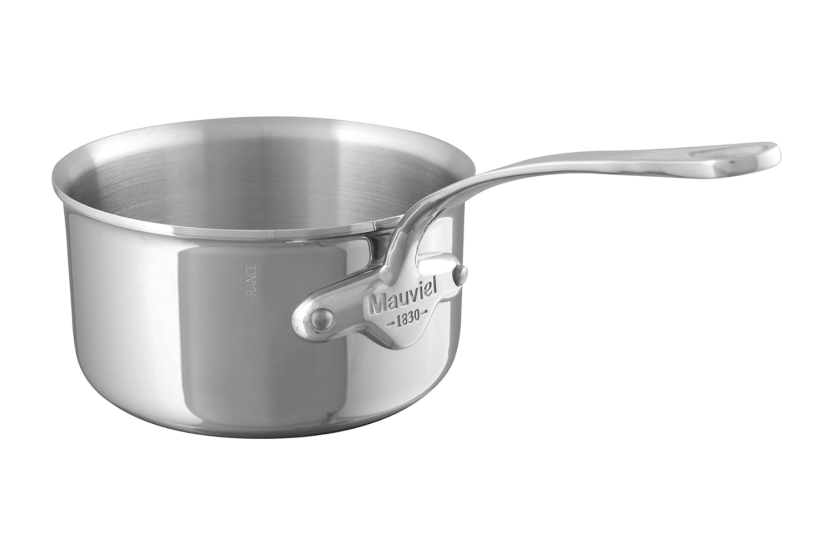 Mauviel M'Cook -ruostumattomasta teräksestä valmistettu kattila, jossa on kiinteä induktiokäyttöön soveltuva kahva.