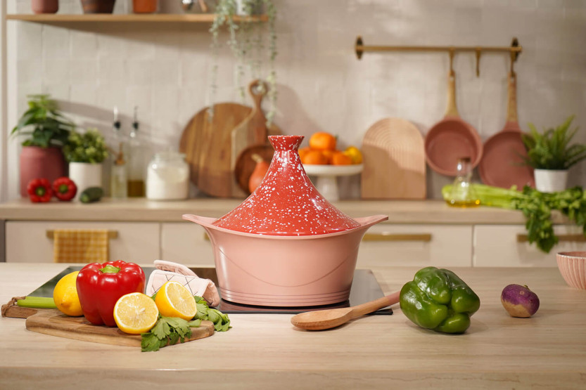 Cookut keramisk tagine-lokk til L'Incroyable cocotte 28 cm + oppskriftshefte