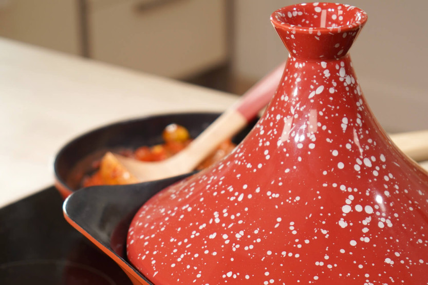 Cookut keraaminen tagine-kansi L'Incroyable Cocotte 24cm:lle + reseptivihko