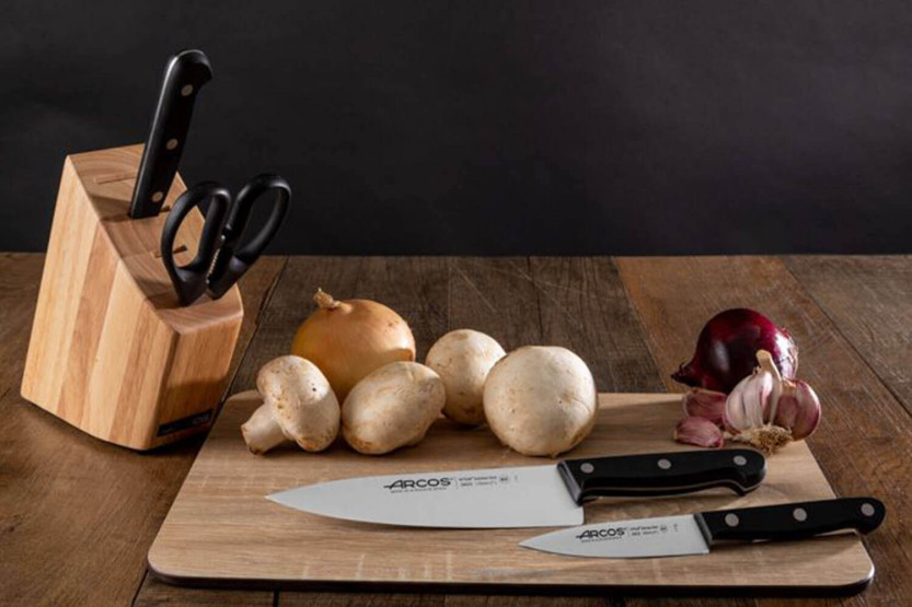 Wooden block of 3 Arcos Universal kitchen knives + scissors