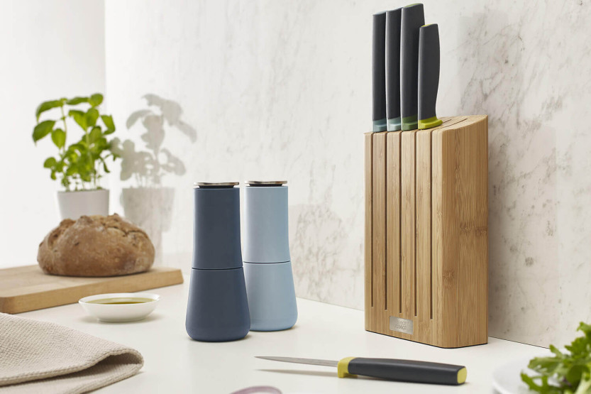 Joseph Joseph Elevate Bambusblock mit 5 Messern mit magnetischen Kerben