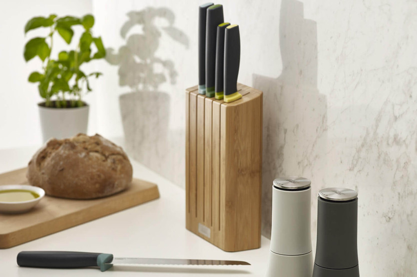 Bloco de 5 facas Joseph Joseph Elevate em bambu com entalhes magnéticos