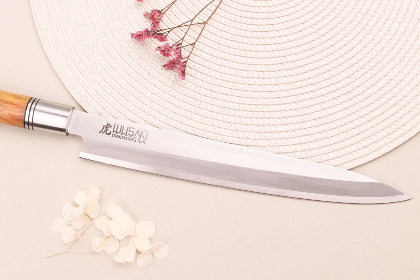 Coltello Wusaki Olive 7Cr yanagiba da 24 cm con manico in legno d'oliva + saya