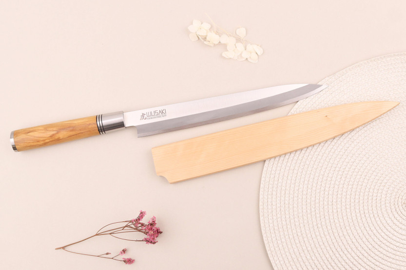Coltello Wusaki Olive 7Cr yanagiba da 24 cm con manico in legno d'oliva + saya