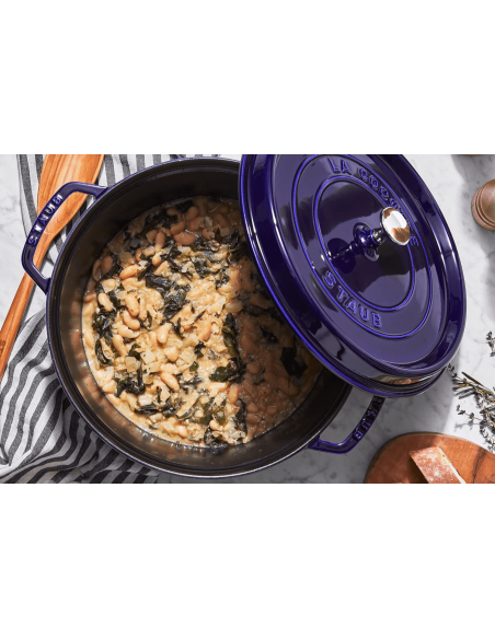 Staub runde Cocotte aus emailliertem Gusseisen in intensivem Blau