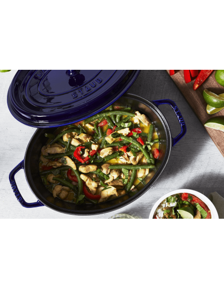 Cacerola ovalada de hierro fundido Staub, esmaltada en azul oscuro