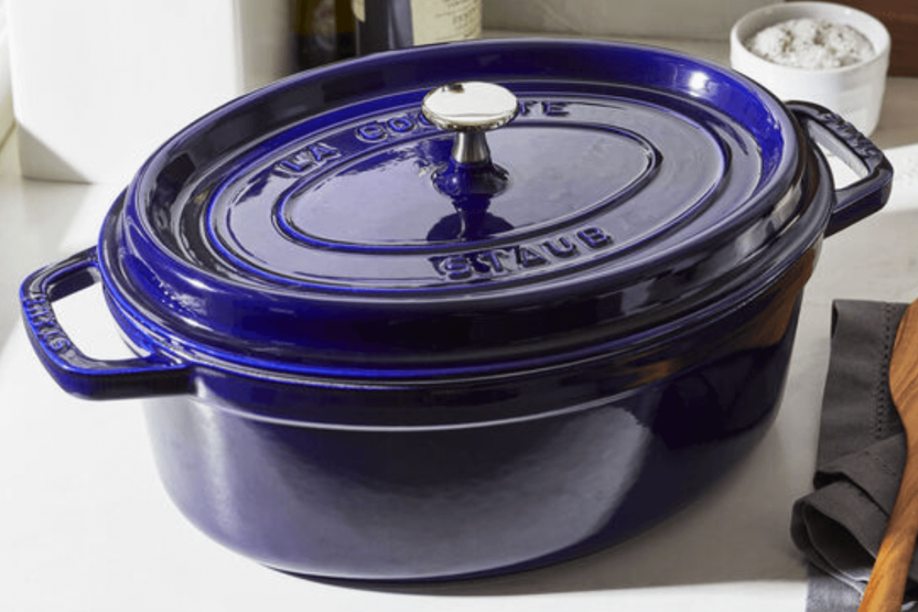 Caçarola oval de ferro fundido Staub, esmaltada em azul profundo