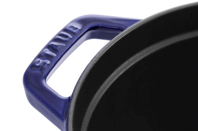Caçarola oval de ferro fundido Staub, esmaltada em azul profundo