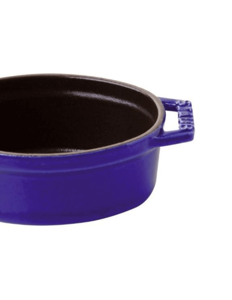 Caçarola oval de ferro fundido Staub, esmaltada em azul profundo