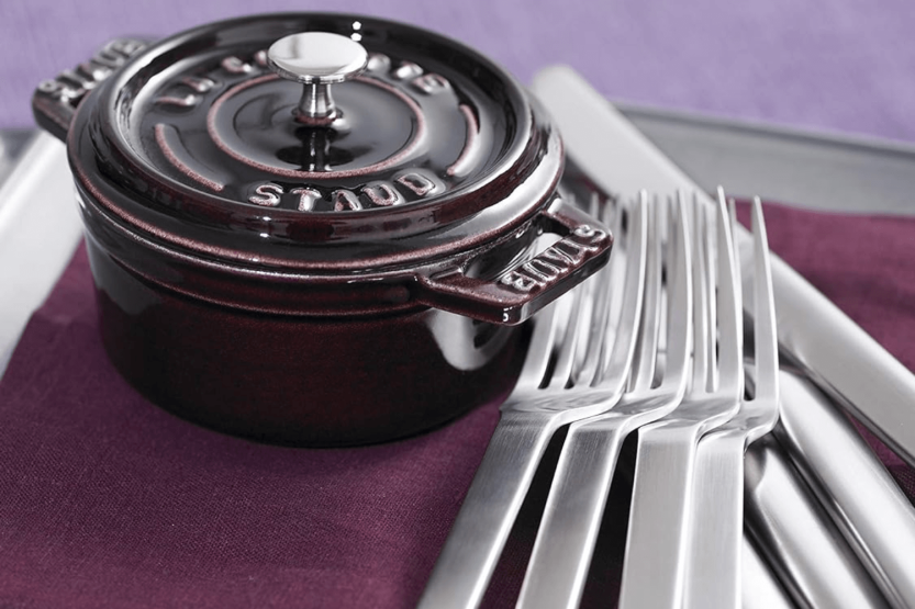 Mini caçarola redonda de ferro fundido Staub esmaltada grenadine 10cm