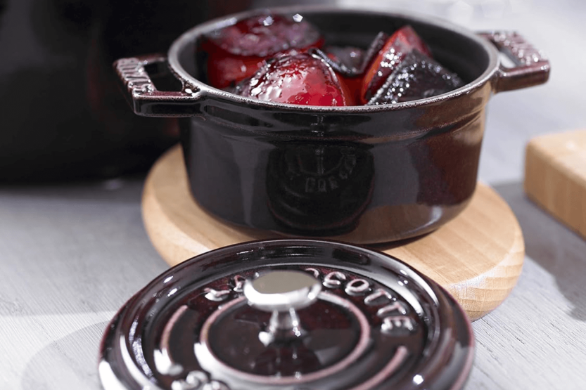 Staub ronde gietijzeren mini braadpan geëmailleerd grenadine 10cm