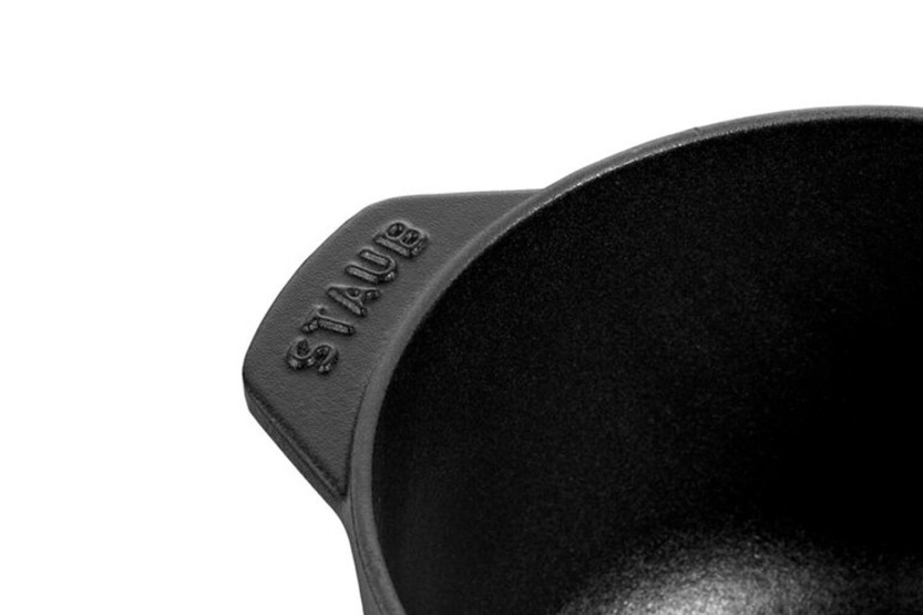 Caçarola de ferro fundido esmaltado Staub Gohan preto mate para arroz e legumes