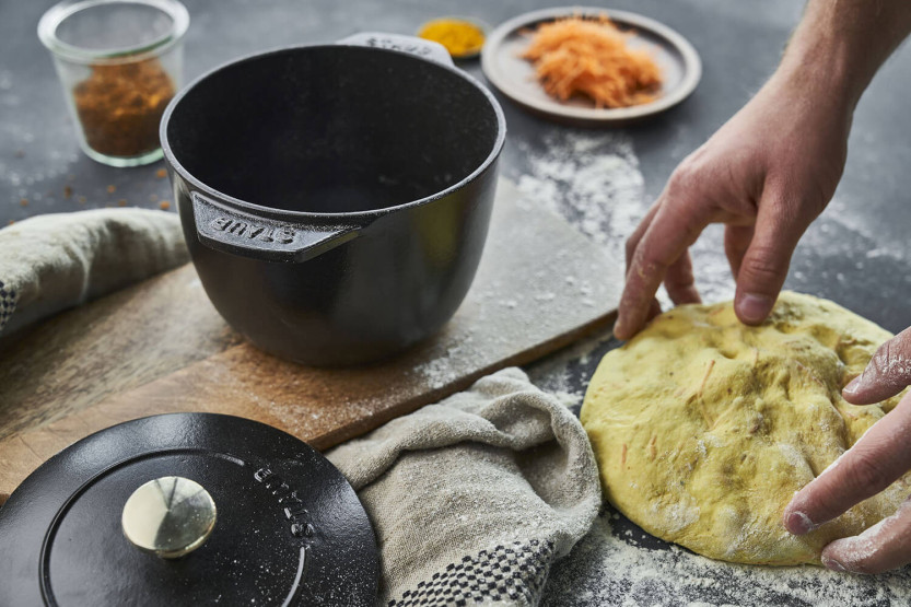 Staub Gohan mat zwart geëmailleerde gietijzeren braadpan voor rijst en peulvruchten