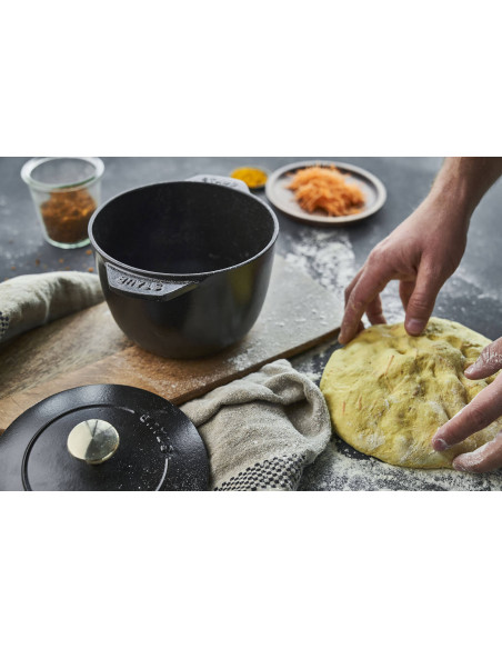 Staub Gohan mat zwart geëmailleerde gietijzeren braadpan voor rijst en peulvruchten