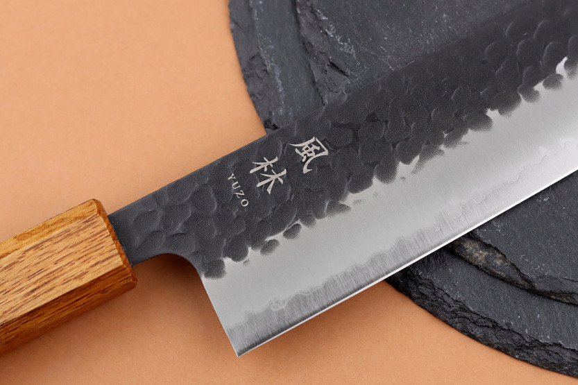 21 cm kiritsukekniv Yuzo Black AS brent eik Japansk håndverk