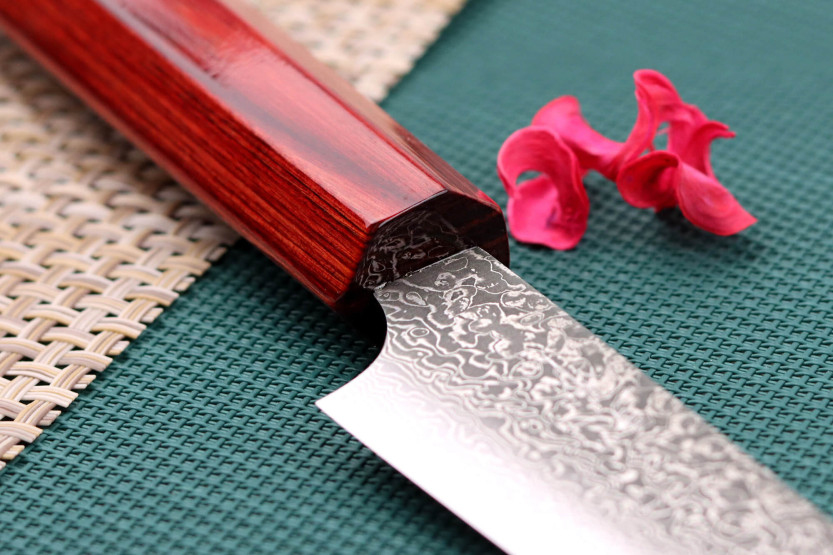 Faca utilitária japonesa artesanal Kei Kobayashi SG2 Damascus 15cm