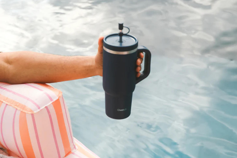 Tazza da viaggio isotermica Qwetch in acciaio inox riciclato opaco da 900 ml - 5 colori