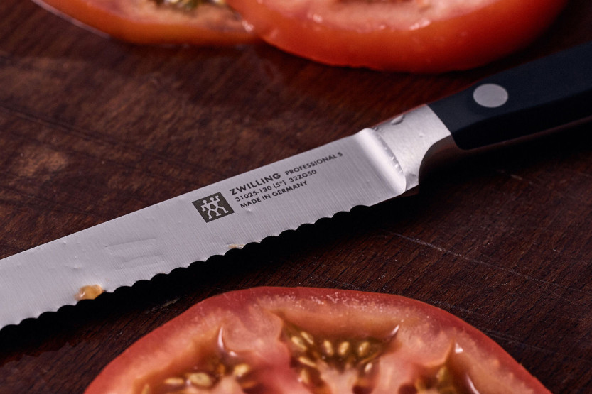 Cuchillo multiusos dentado de acero inoxidable forjado Zwilling Professional "S" 13cm