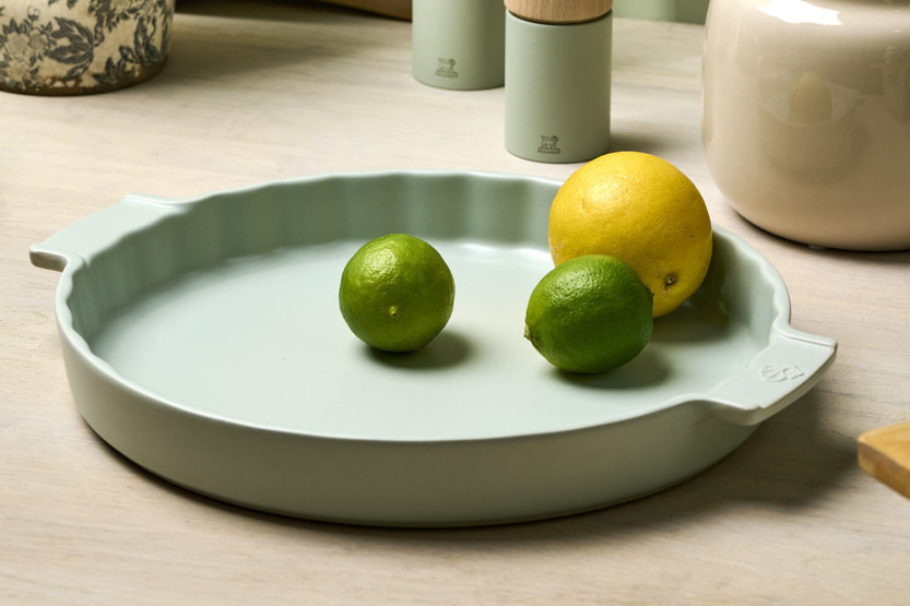 Peugeot Appolia Tourtière i salviagrön keramik, diameter 28 cm