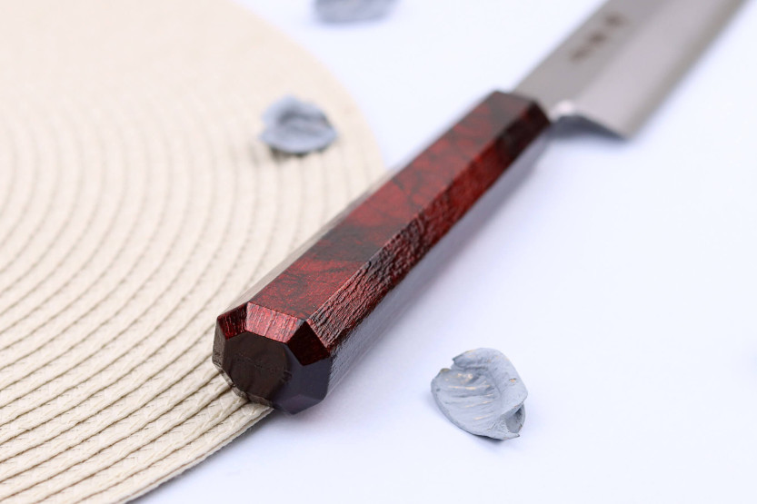 Sakai Takayuki Nanairo 27cm japansk yanagibakniv med rödlackerat hartshandtag