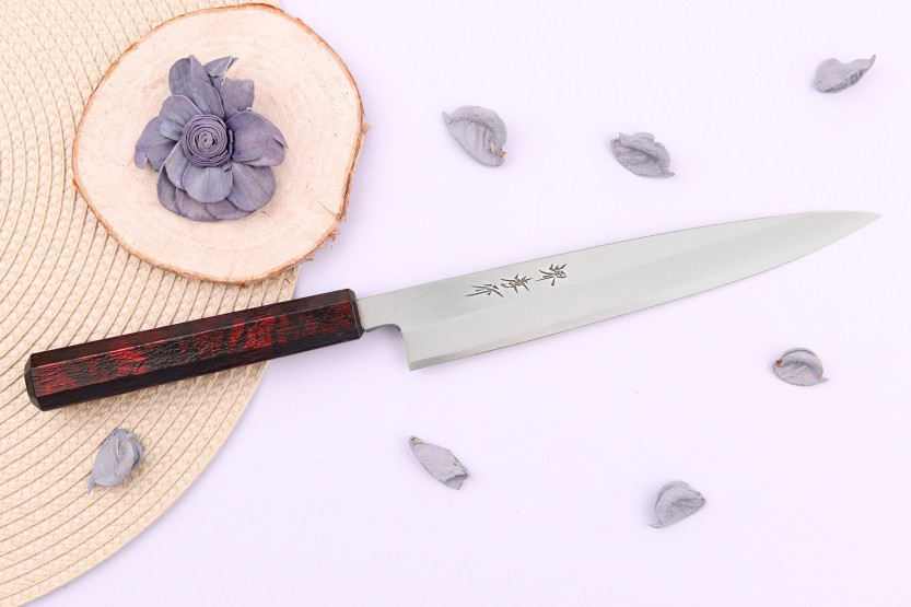 Sakai Takayuki Nanairo 21cm japansk yanagibakniv med rödlackerat hartshandtag