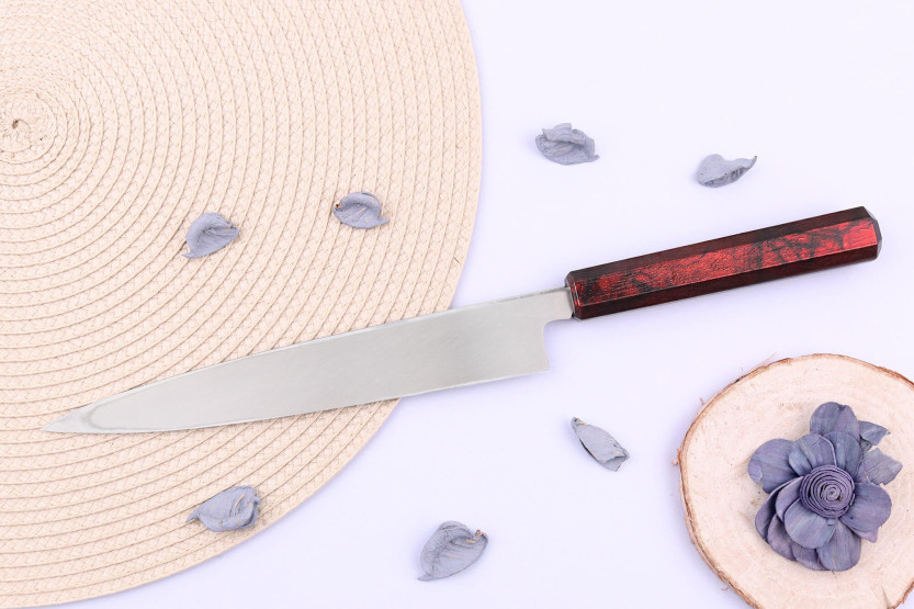 Sakai Takayuki Nanairo 21cm japansk yanagibakniv med rödlackerat hartshandtag