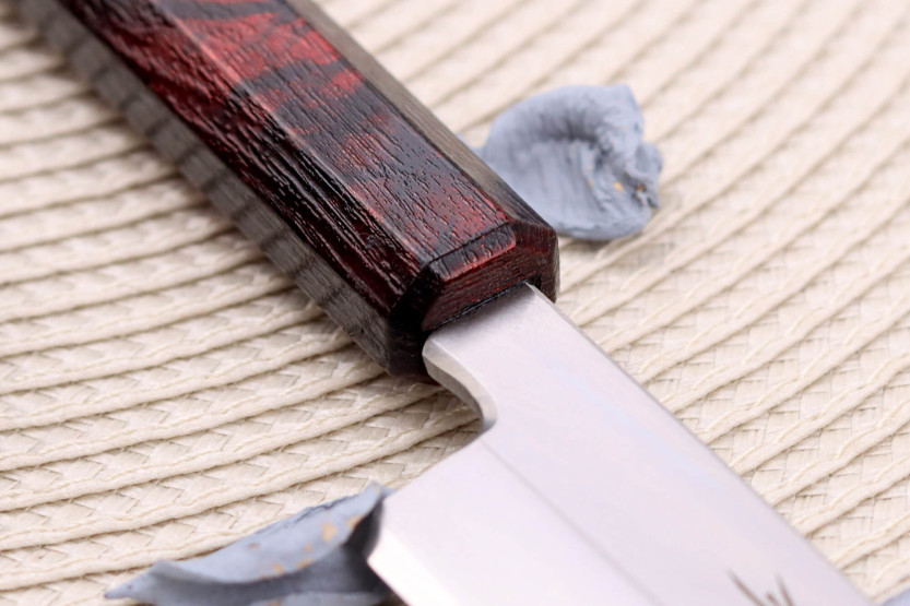 Japanisches Yanagiba-Messer 21cm Sakai Takayuki Nanairo Griff aus rot lackiertem Harz