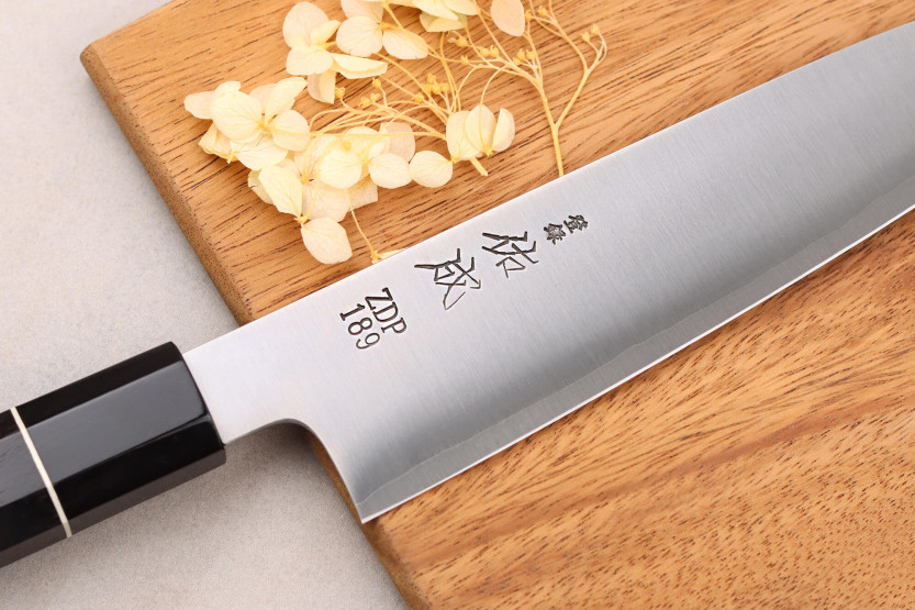 Faca japonesa de santoku de 19,5 cm Sukenari ZDP-189 San Maï com cabo de ébano