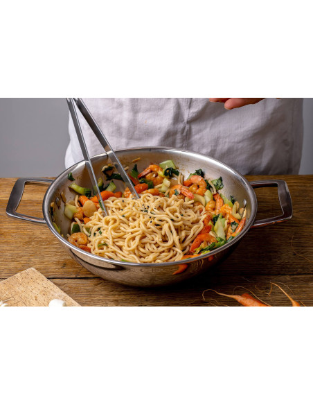 Cristel Castel'Pro 3-kerroksinen 18/10 ruostumattomasta teräksestä valmistettu wok, jossa on 2 kiinteää kahvaa.