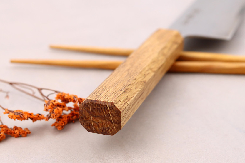 Sakai Kikumori TS10 21 cm japansk kokkekniv i egetræ