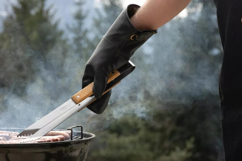Pega de cozinha em pele preta Alaskan Maker Defender