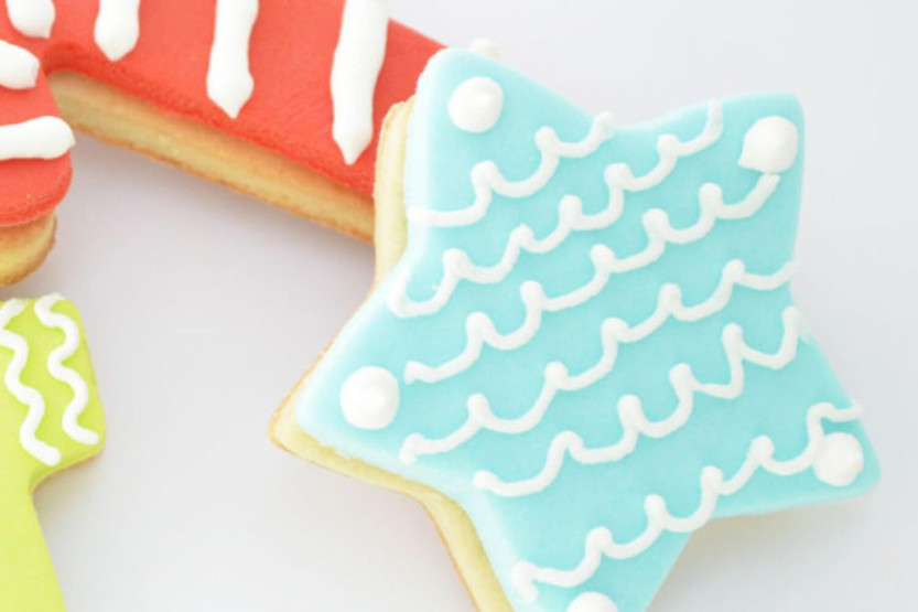 Emmer met 18 stalen Scrapcooking kerstkoekjesvormpjes