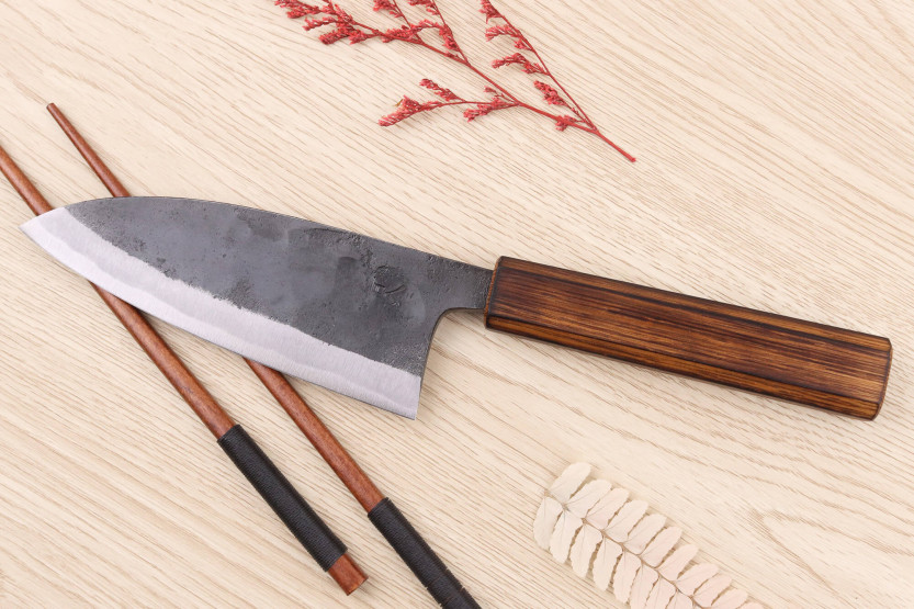 Faca japonesa artesanal Hidetsune BS2 13,5cm deba