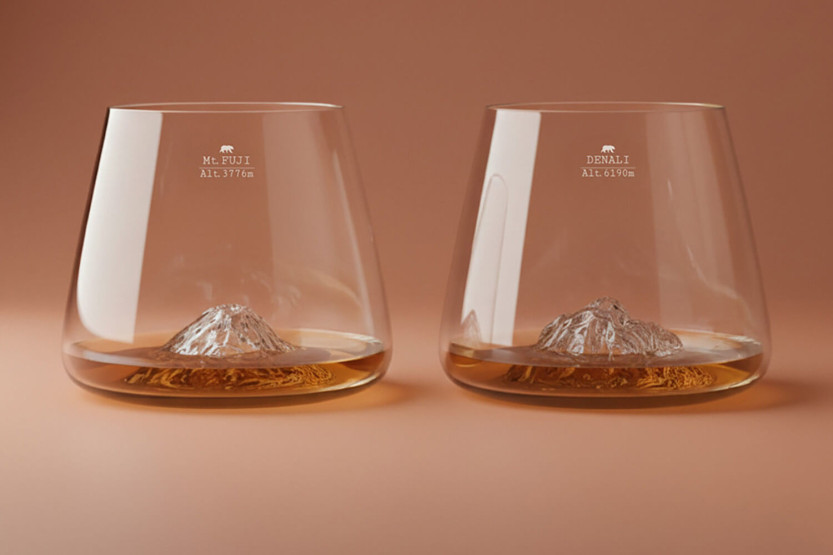 Set om 2 Alaskan Maker Topographic Mount Fuji & Denali kristall spritglas