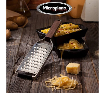Microplane Master extra karkea raastin saksanpähkinäkahva 2