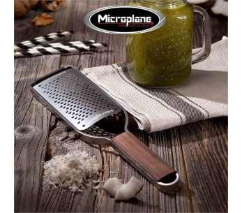 Microplane Master grovt rivjern med valnøtthåndtak 2