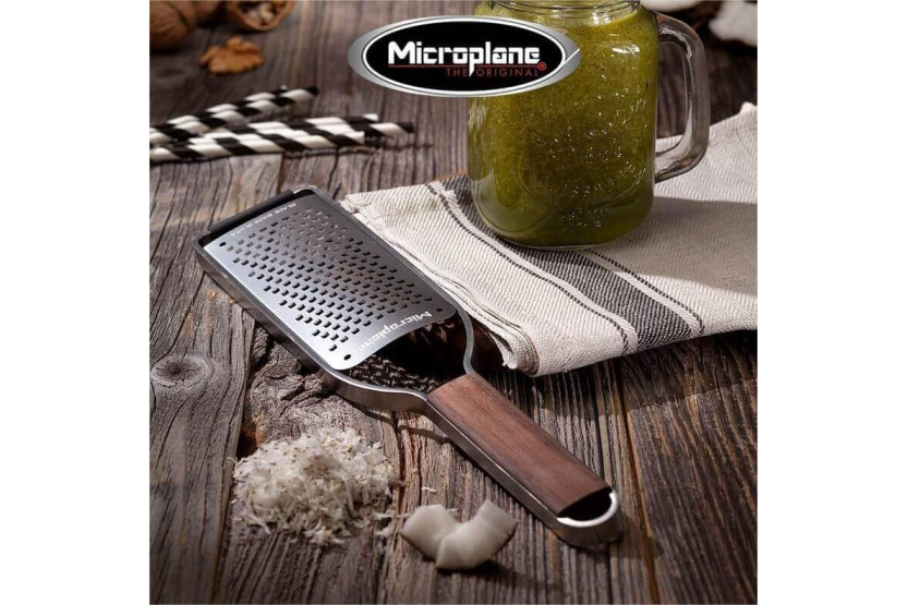 Microplane Master grovt rivjärn valnötshandtag