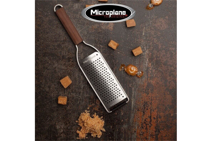 Microplane Master grovt rivjärn valnötshandtag