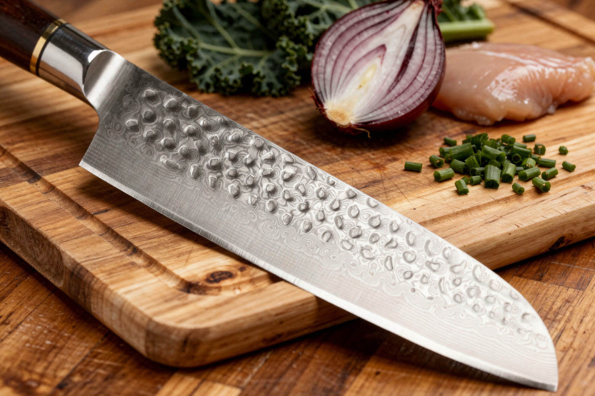 17 cm Fukito Ebony Damascus hamret santoku-kniv i ibenholt