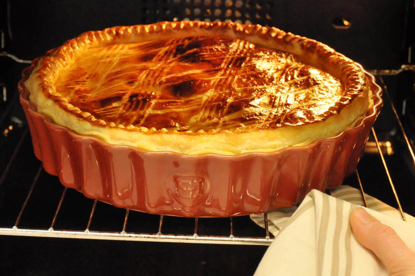 Høy riflet keramisk tourtière Emile Henry 24cm - Grand Cru