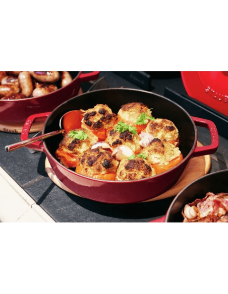 Staub Chistera sauteuse i körsbärsemaljerat gjutjärn