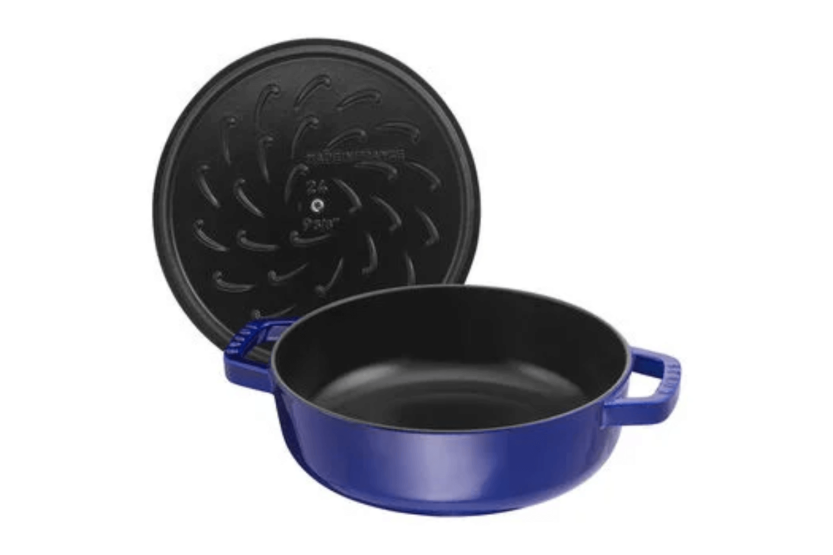 Padella in ghisa smaltata blu profondo Staub Chistera