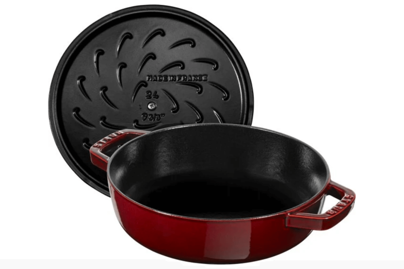 Staub Chistera geëmailleerde gietijzeren sauteerpan grenadine