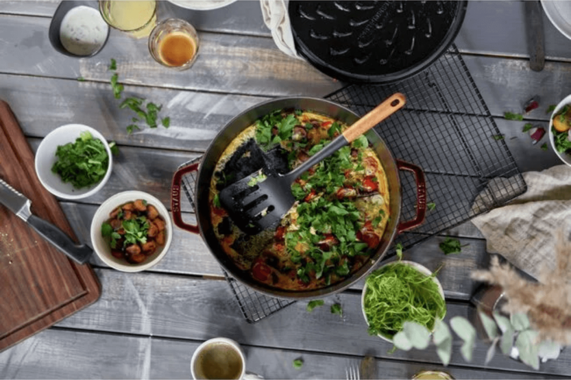 Frigideira Staub Chistera em ferro fundido esmaltado grenadine