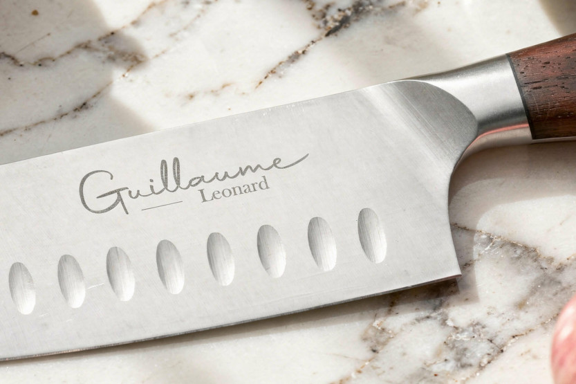 Guillaume Leonard Cuistot 17 cm santokukniv i rostfritt stål och rött sandelträ