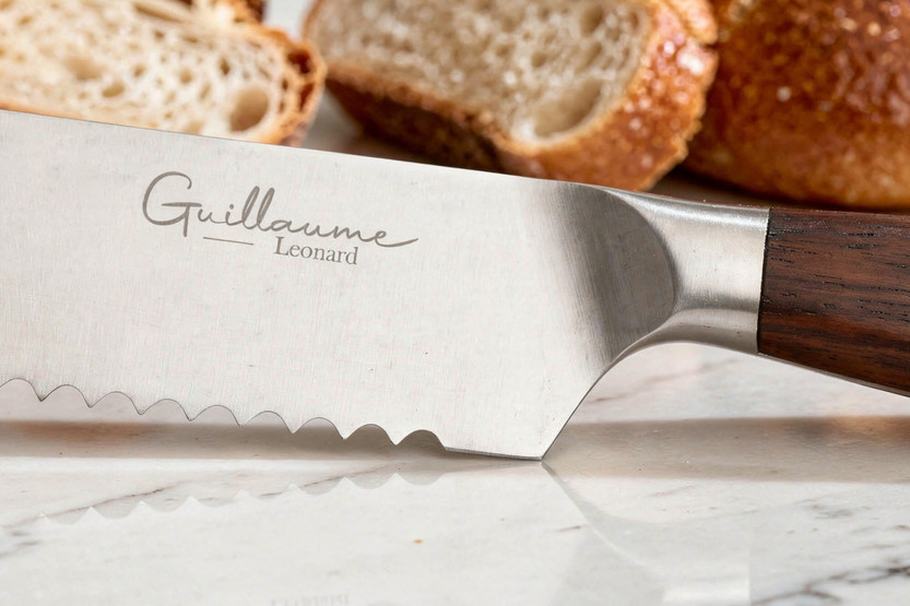 Guillaume Leonard Cuistot 20 cm brødkniv i rustfritt stål og rødt sandeltre