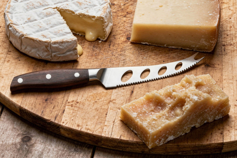 Faca para queijo Guillaume Leonard Cuistot 13cm em aço inoxidável e sândalo vermelho