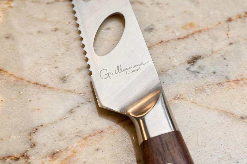 Cuchillo para queso Guillaume Leonard Cuistot 13cm acero inoxidable y sándalo rojo