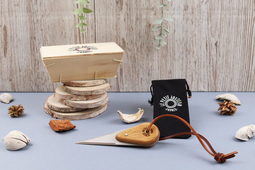 Le Petit Jouteur oyster knife in white oak with pouch and individual oyster basket
